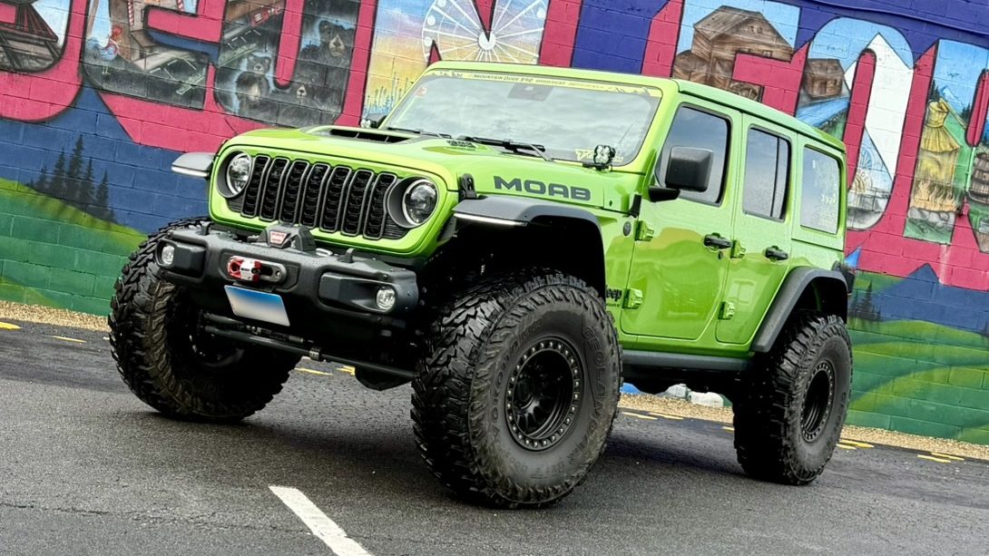 Green Jeep Wrangler Moab in front of a mural at Smoky Mountain Jeep Invasion 2026